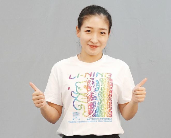 在床上跳舞的妻子