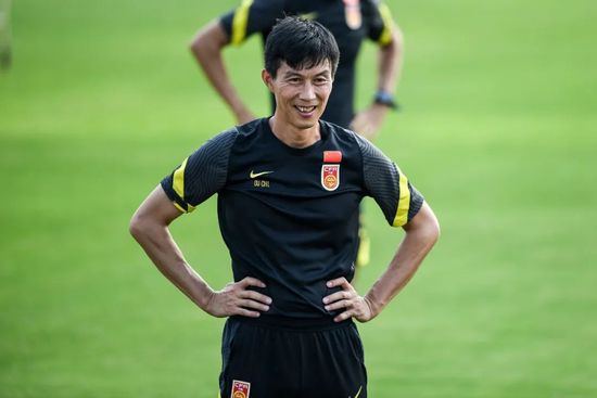 女人扒开双腿让男人捅