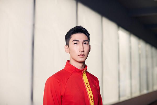 双腿大开被绑到椅子扶手上